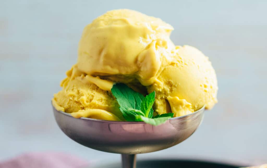 Cremiges Mango Eis (mit oder ohne Eismaschine) — VEGANE VIBES