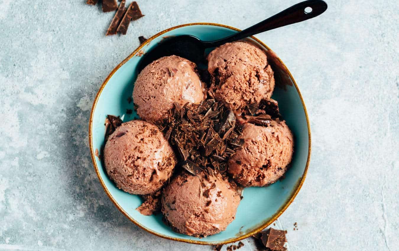 Cremiges veganes Schoko Kirsch Eis - VEGANE VIBES
