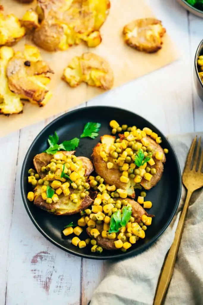 Gebackene Kartoffeln mit Erbsentopping und Joghurtdip