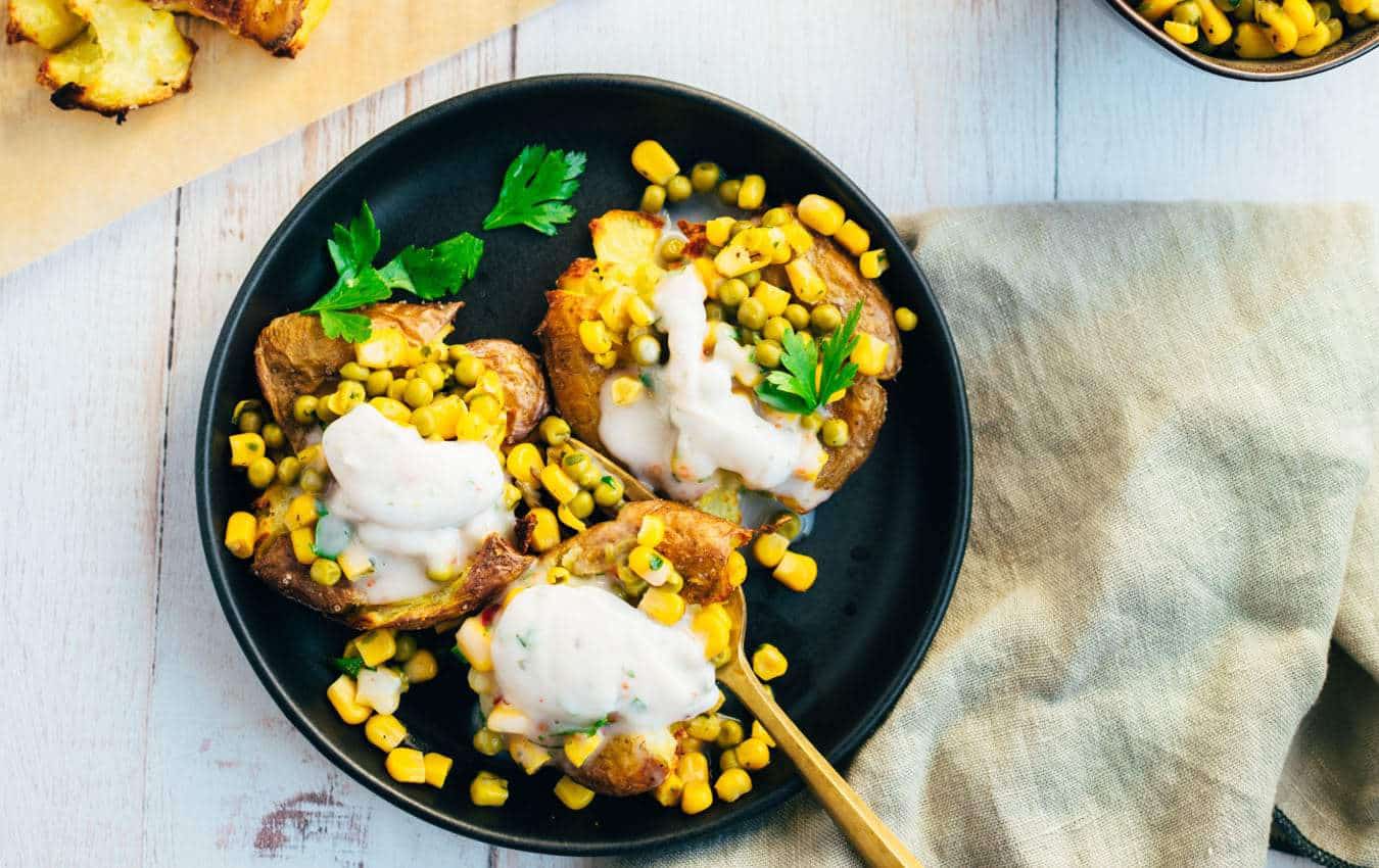 Gebackene Kartoffeln mit Erbsentopping und Joghurtdip