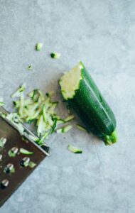 Zucchini raspeln für den Kuchen