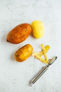 Süßkartoffel schälen