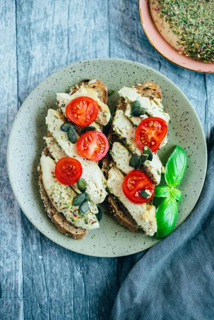 Veganen Käse mit Kräutermantel