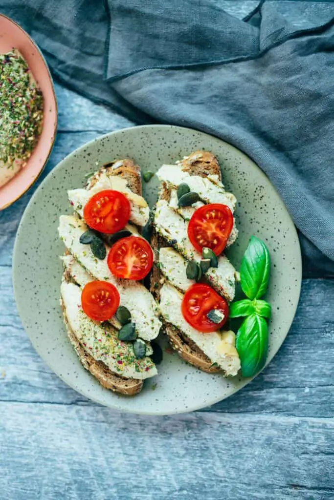 Veganen Käse mit Kräutermantel