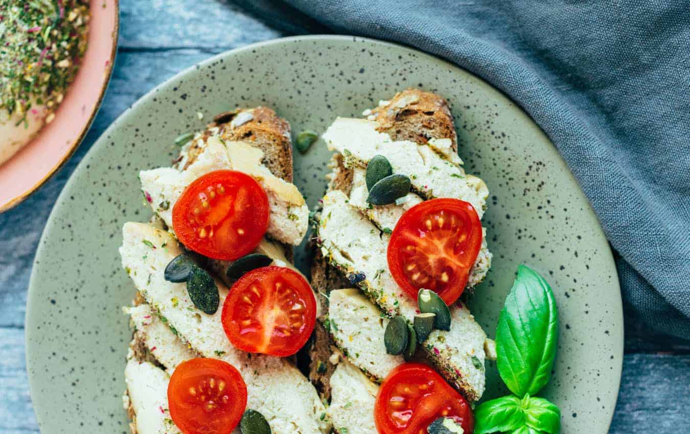 Veganer Käse mit Kräutermantel Rezept