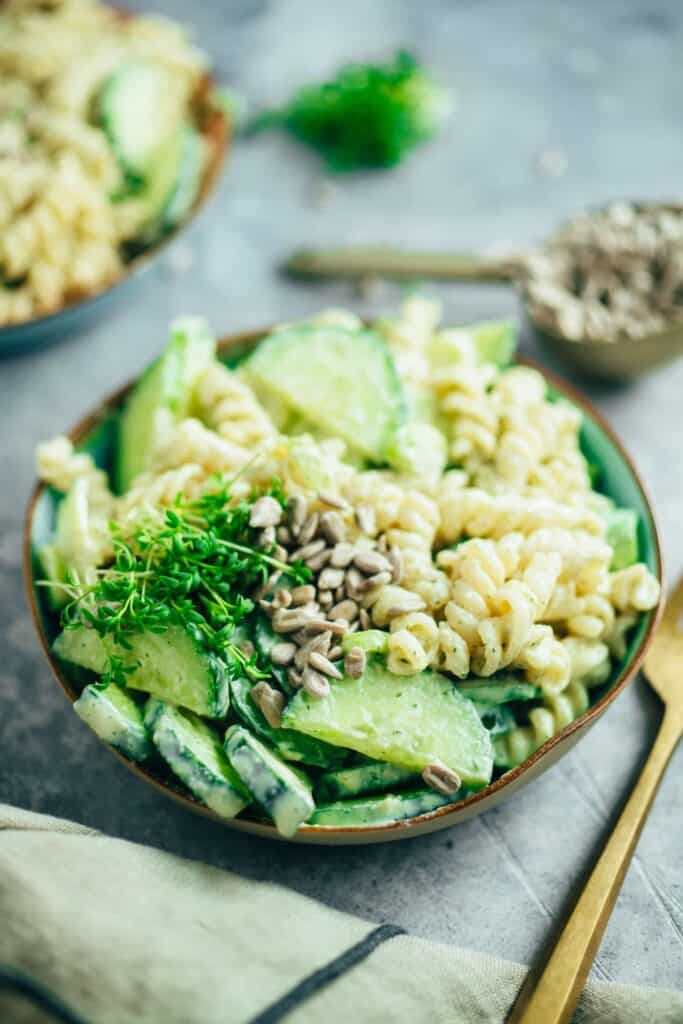 Cremiger Nudelsalat mit Gurke