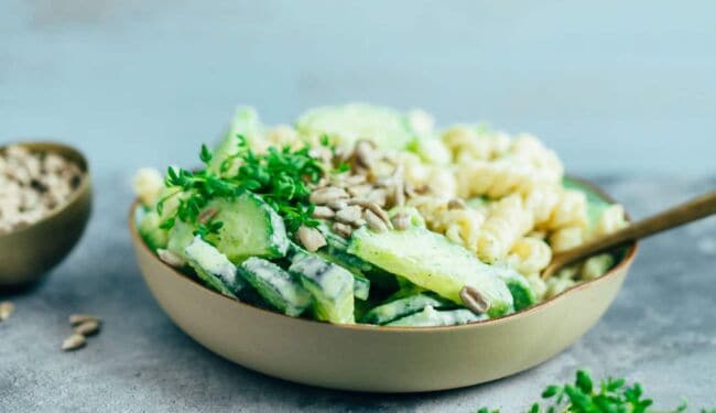 Cremiger Nudelsalat mit Gurke