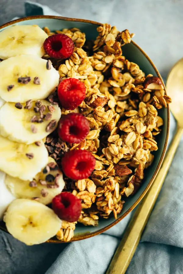 Banana Bread Granola (30 Minuten) — VEGANE VIBES