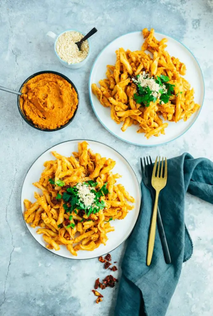 Pasta salad with cashew tomato pesto