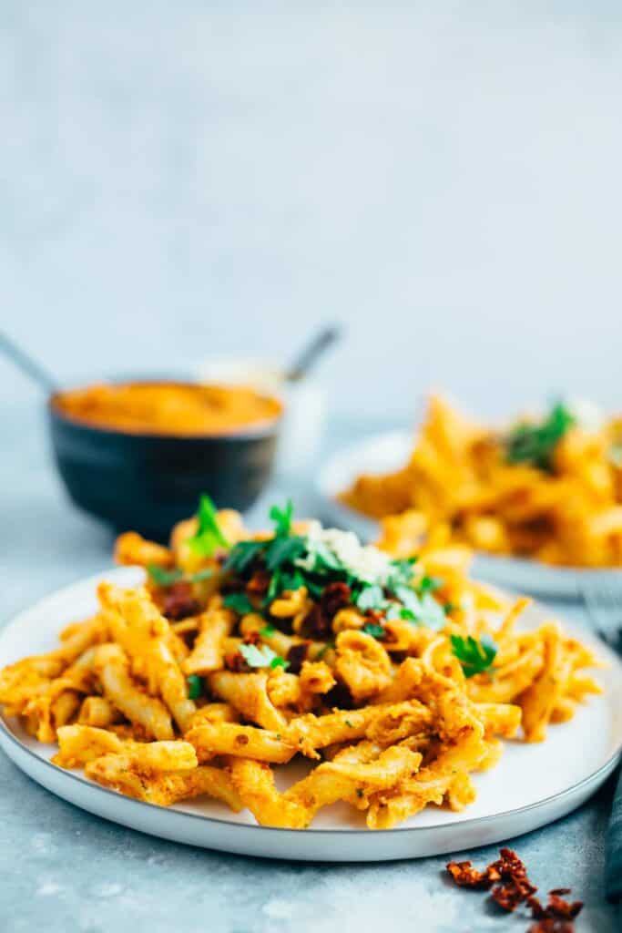 Pasta salad with cashew tomato pesto