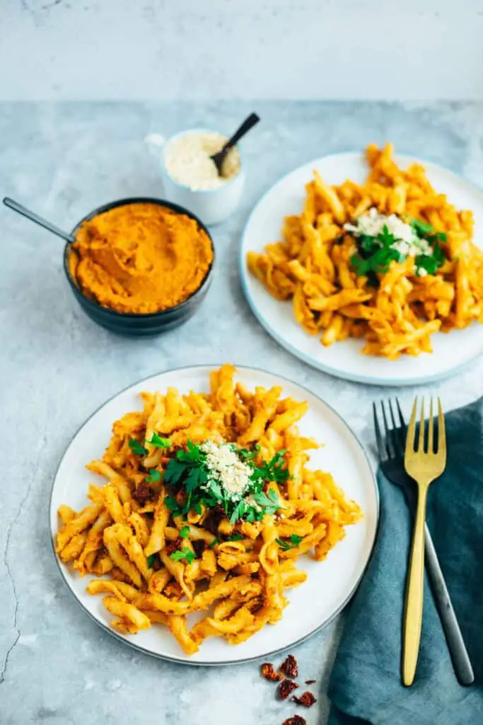 Pasta salad with cashew tomato pesto