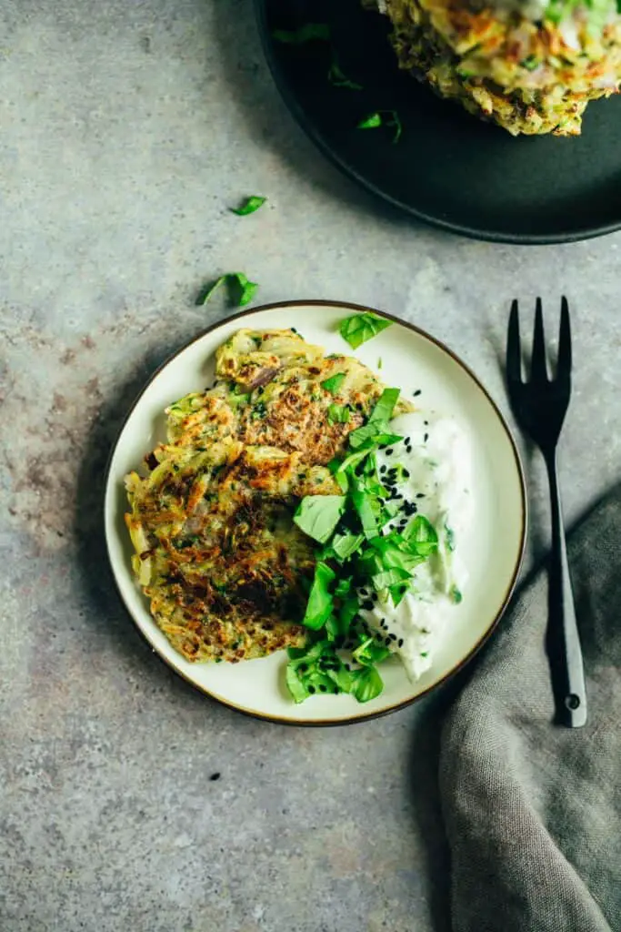 Zucchini-Kartoffel Puffer mit Tzatziki