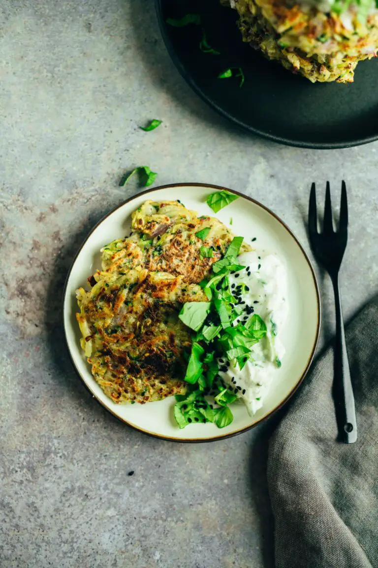Zucchini-Kartoffel Puffer mit Tzatziki — VEGANE VIBES
