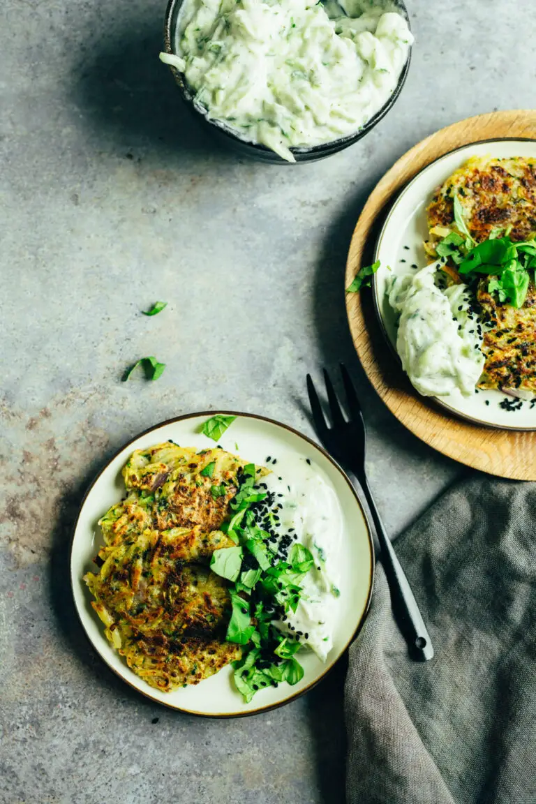 Zucchini-Kartoffel Puffer mit Tzatziki — VEGANE VIBES