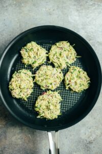 Zucchini-Kartoffel Puffer mit Tzatziki