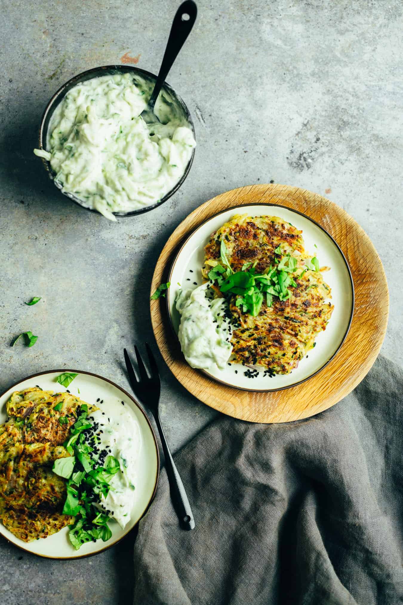 Zucchini-Kartoffel Puffer mit Tzatziki — VEGANE VIBES