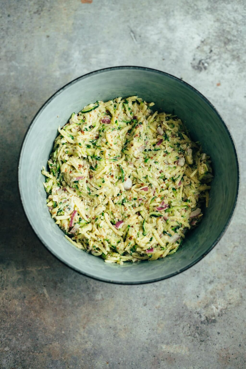 Zucchini-Kartoffel Puffer mit Tzatziki — VEGANE VIBES Zucchini-Kartoffel Puffer mit Tzatziki — VEGANE VIBES