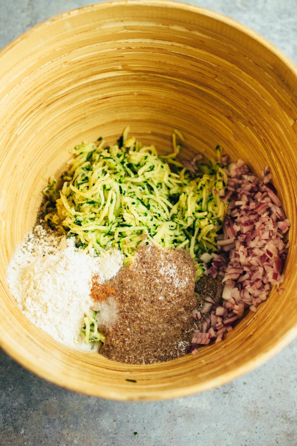 Zucchini-Kartoffel Puffer mit Tzatziki — VEGANE VIBES