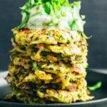 Zucchini-Kartoffel Puffer mit Tzatziki