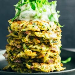 Zucchini-Kartoffel Puffer mit Tzatziki