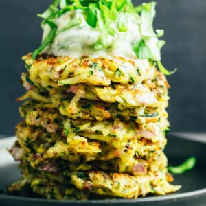 Zucchini-Kartoffel Puffer mit Tzatziki