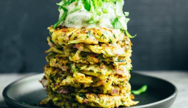 Zucchini-Kartoffel Puffer mit Tzatziki