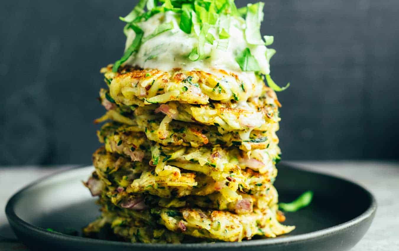 Zucchini-Kartoffel Puffer mit Tzatziki — VEGANE VIBES