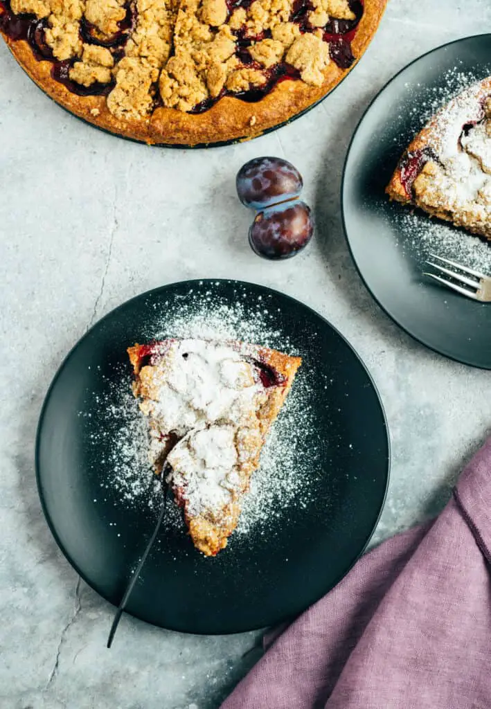 Veganer Zwetschgendatschi (Pflaumenkuchen)