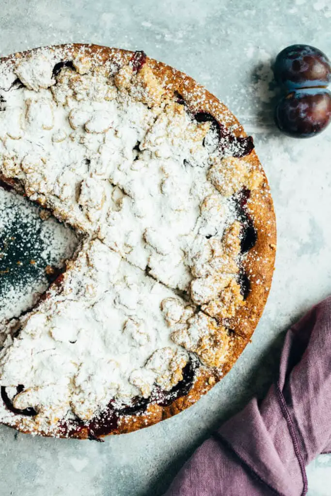 Veganer Zwetschgendatschi (Pflaumenkuchen)