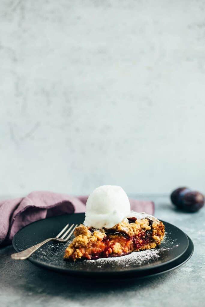 Veganer Zwetschgendatschi (Pflaumenkuchen)