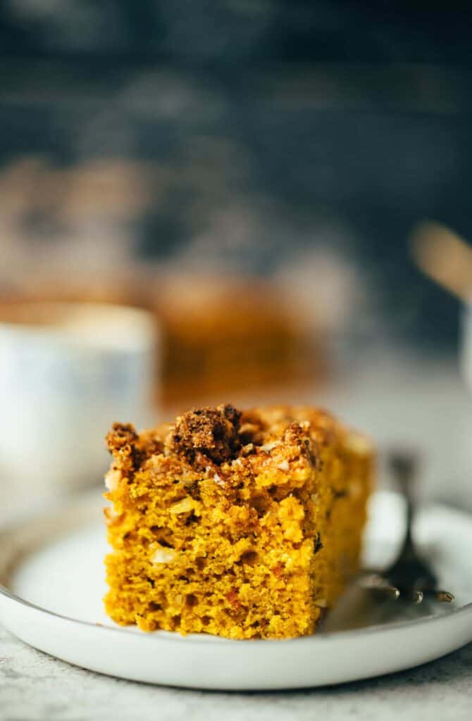 Pumpkin pie with nut crumble