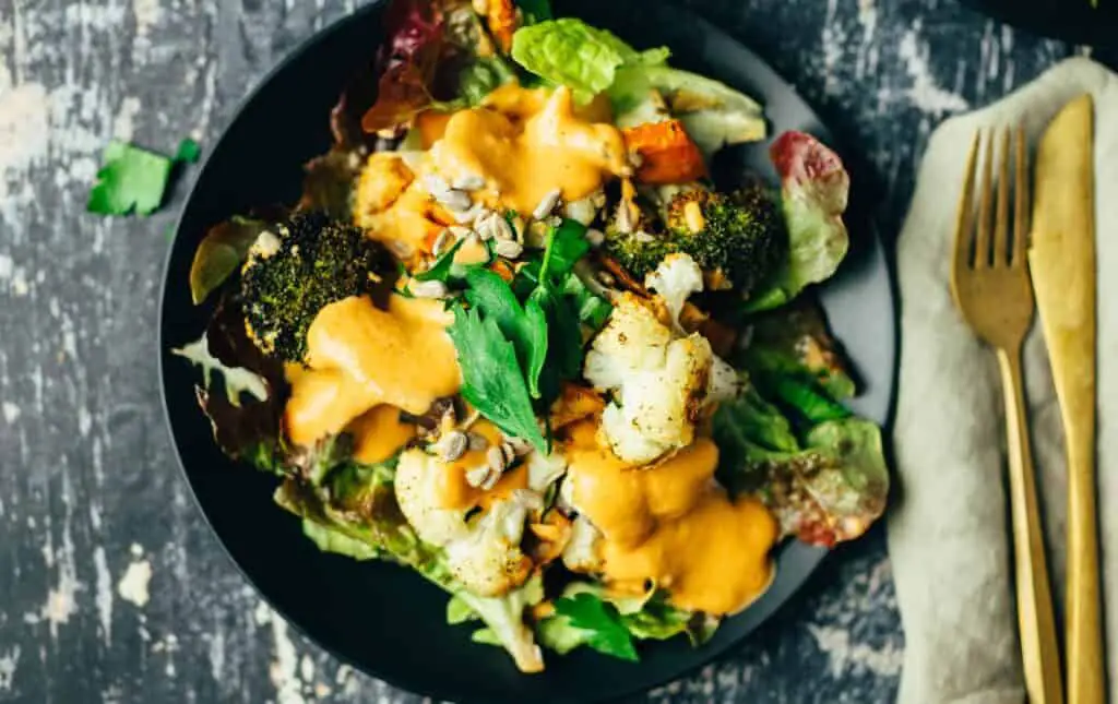 Salat mit geroestetem Gemuese und Tomaten Cashew Dressing vegane Vibes top - vegane Rezepte