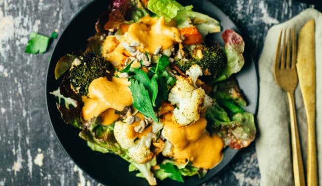 Salat mit geroestetem Gemuese und Tomaten Cashew Dressing vegane Vibes top - vegane Rezepte