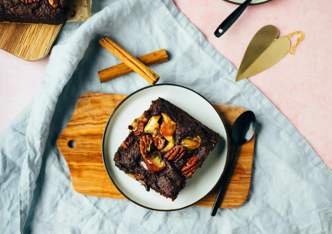 Brownie mit karamellisierten Äpfeln