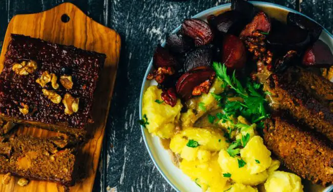 Festlicher veganer Nussbraten mit Glasur