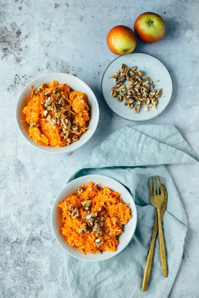 Apple and carrot salad (vegan)