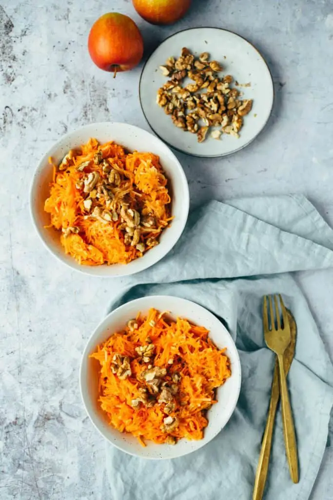 Apple and carrot salad (vegan)