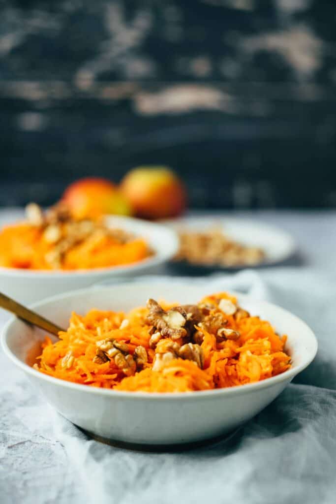 Apple and carrot salad (vegan)