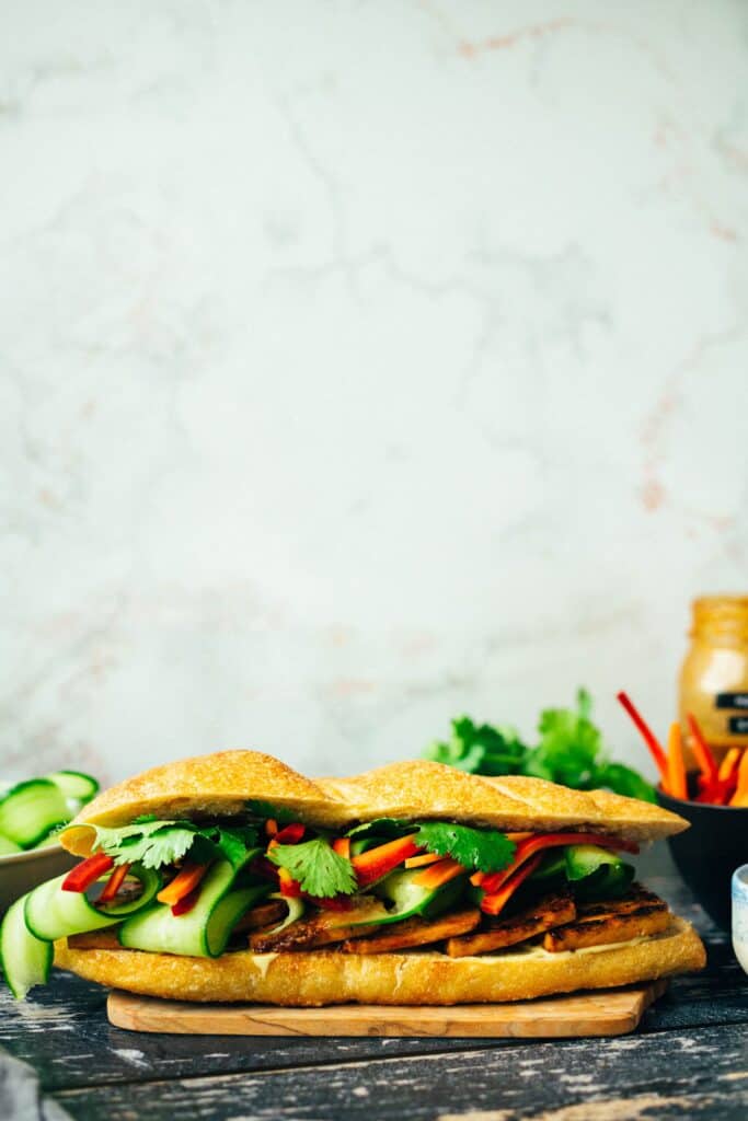 Vietnamesisches Bánh Mi Sandwich (vegan)