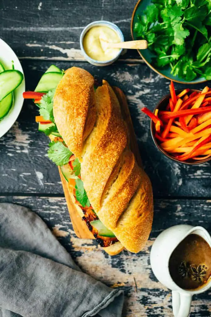 Vietnamesisches Bánh Mi Sandwich (vegan)