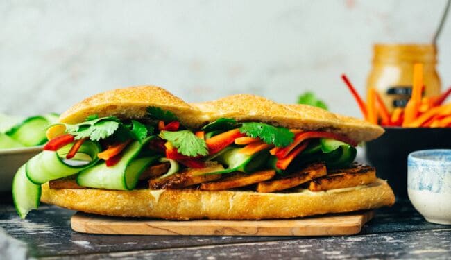 Vietnamesisches Bánh Mi Sandwich (vegan)