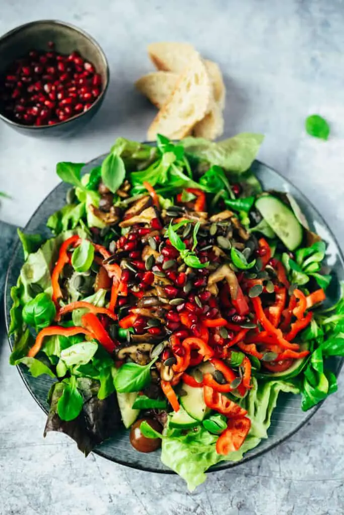 Salad with tamari mushrooms