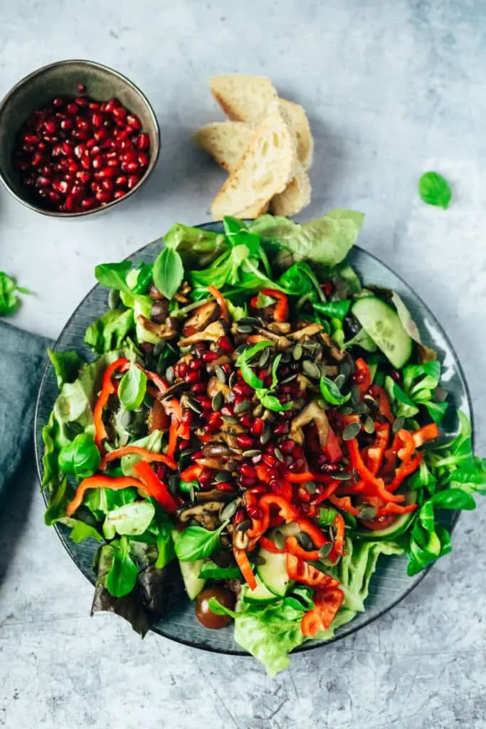 Salad with tamari mushrooms