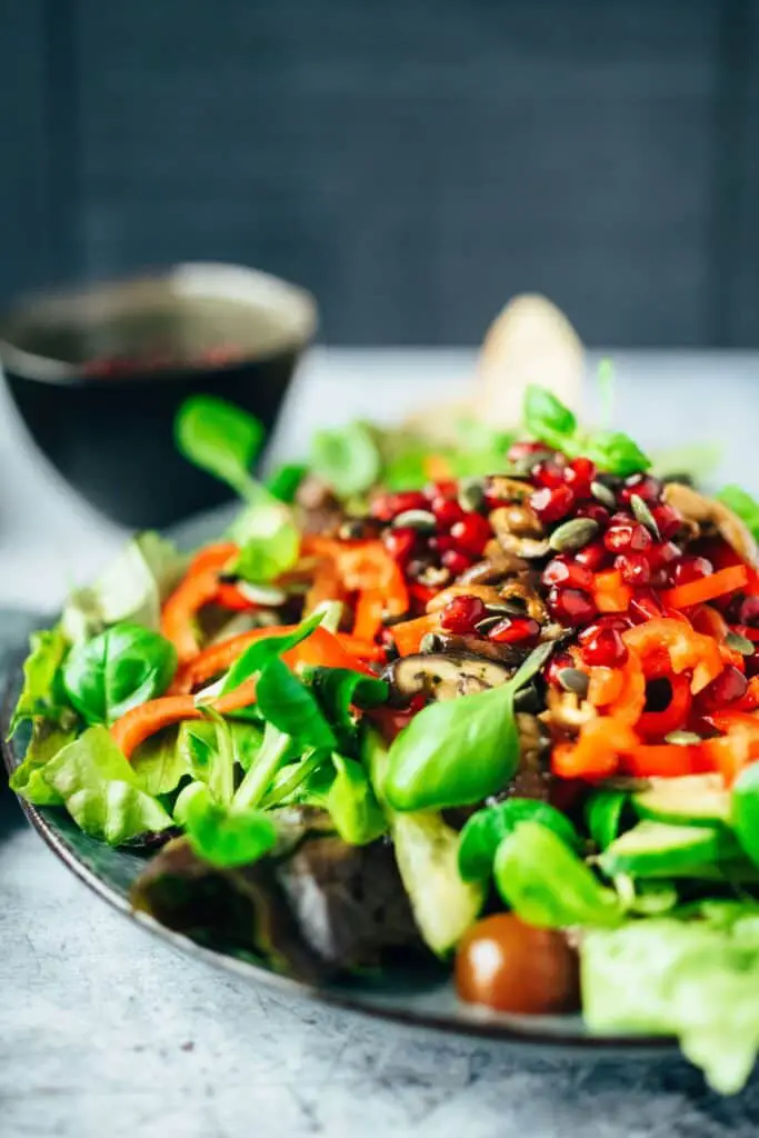 Salad with tamari mushrooms