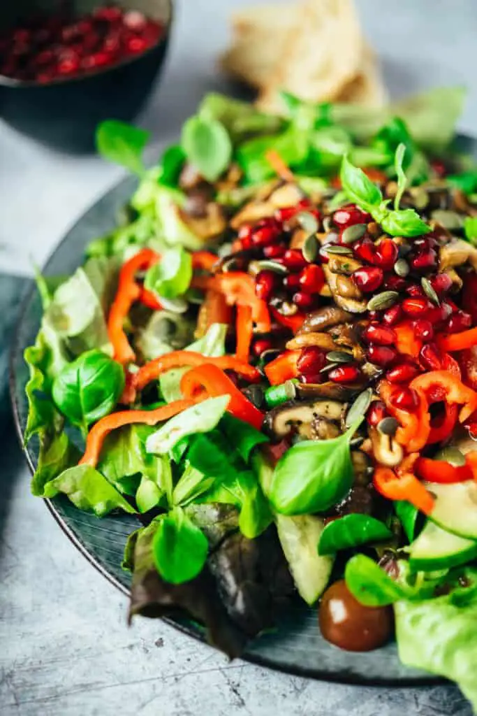 Salad with tamari mushrooms