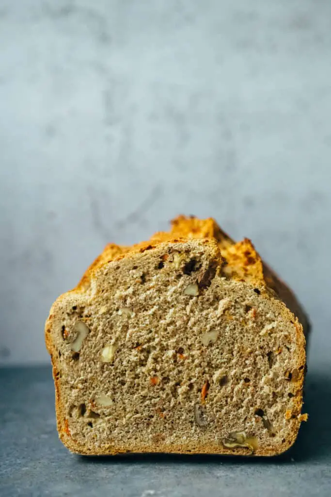 Carrot walnut bread (vegan)