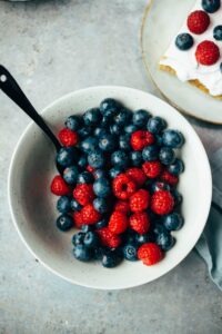 Saftiger Bananenkuchen mit Sahne