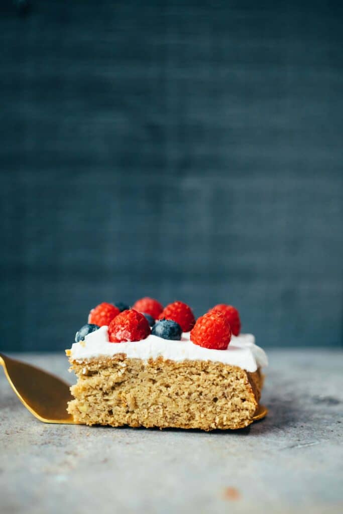 Saftiger Bananenkuchen mit Sahne 