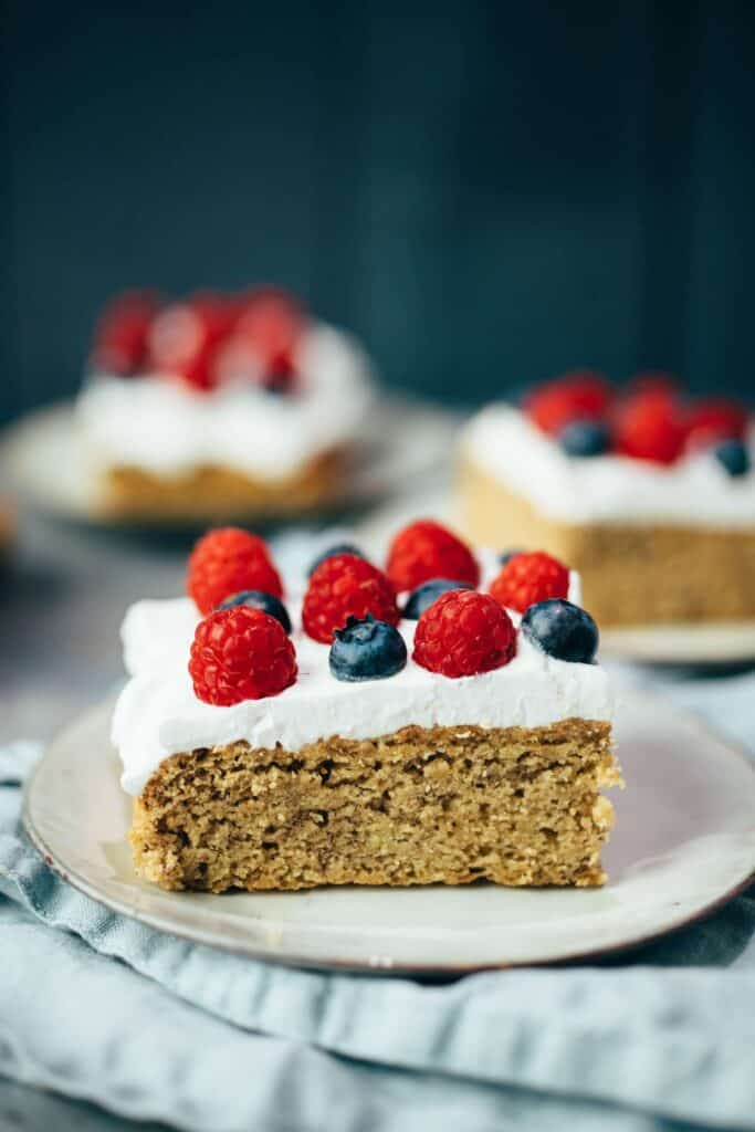 Saftiger Bananenkuchen mit Sahne