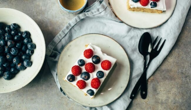 Saftiger Bananenkuchen mit Sahne